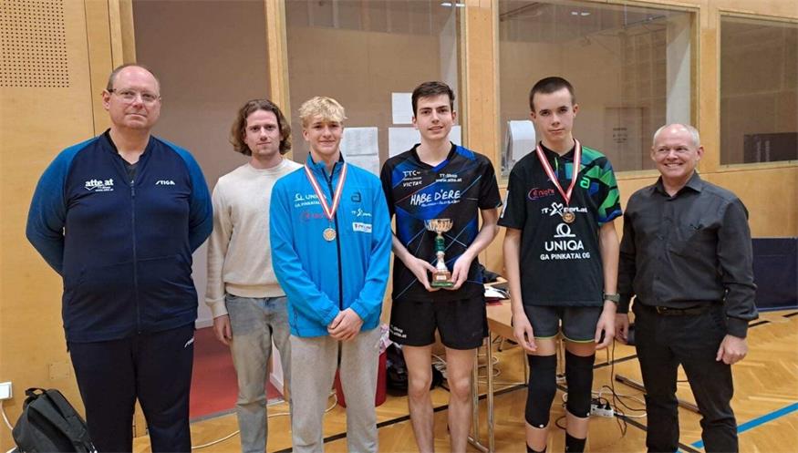 Die Platzierten der Gruppe 1 mit Sportreferent Balázs Molnár, Turnierleiter Tobias Neugebauer und Vizepräsident Robert Lahr (von l.): 1. Platz Fabian Wolf, 2. Platz Simon Reiger und 3. Platz Tobias Wagner.