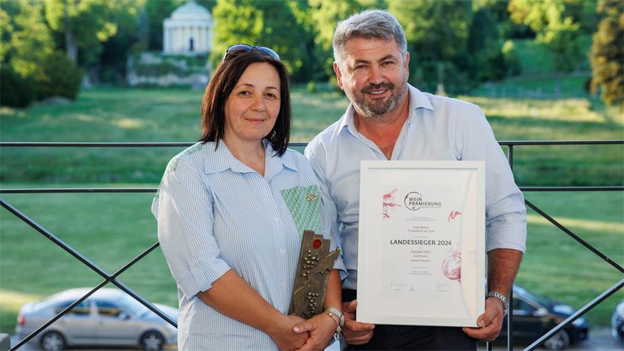 Die Podersdorfer Winzer Rodica und Ioan Birtoc im Schloss Esterházy bei einer Weinprämierung, bei der sie sich über den Preis „Landessieger“ freuen durften.