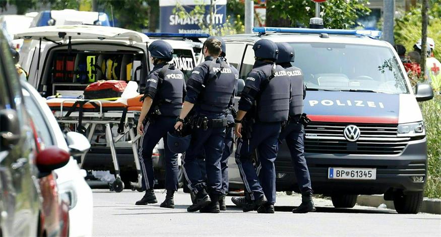 Die Polizei ist weiterhin in und um das BORG Dreierschützengasse in Graz im Einsatz.