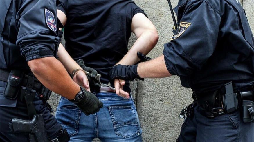 Die Polizei stellte am Grenzübergang Nickelsdorf ein gestohlenes Auto, Suchtmittel und Einbruchswerkzeug sicher und nahm zwei Männer fest.
