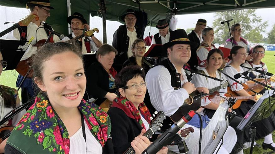 Die Poljanci musizierten trotz Regen.