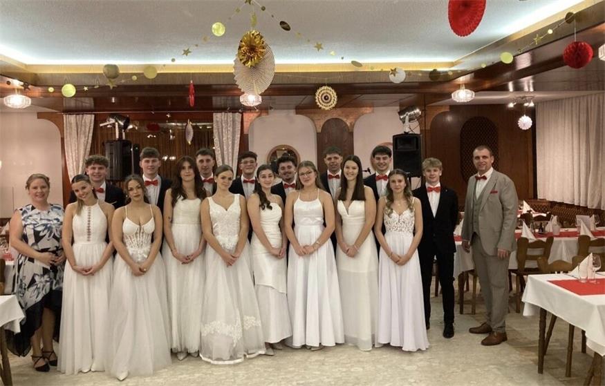 Die Polonaise der Jugend leitete den Arbeiterball feierlich ein. 