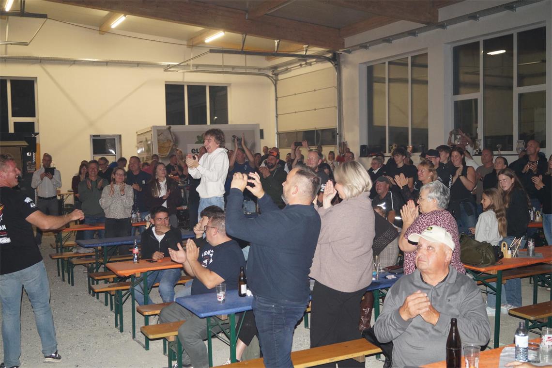 Die Präsentation von Ricardos Werdegang wurde mit großem Applaus und viel Jubel ...