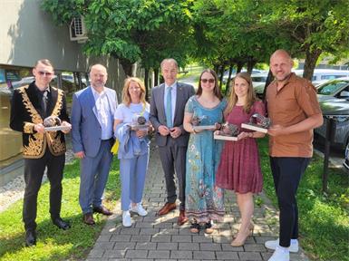 Die Preise für die südburgenländischen Schulen Namen Ruth Forjan (ecole, 2. v. re.) und Daniel Karacsonyi (SMS Oberschützen, ganz re.) entgegen.