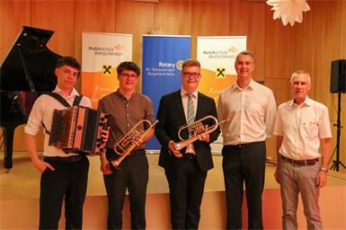 Die Preisträger des Rotary Club Oberpullendorf -Burgenland Mitte Förderpreises: Patrik Weinhäusel, Felix Heschl und Ben Schrammel mit Musikschuldirektor Thomas Loier sowie Präsident des Rotary Clubs Oberpullendorf-Burgenland Mitte Thomas Rois.