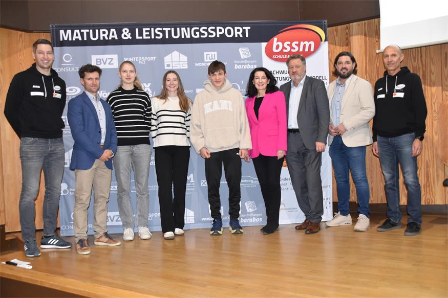 Die Preisträger mit den Ehrengästen und der bssm-Leitung: Bernd Kager, Marc Kerschbaumer, Elina Fuchs, Emma Eberhardt, Samuel Weinzettl, Direktorin Ingrid Weltler-Müller, Bildungsdirektor Alfred Lehner, Bürgermeister Hans Unger und Johann Szabo (v.l.).