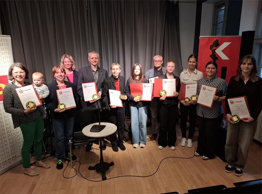 Die Preisträgerinnen und Pristräger des Literaturwettbewerbs gegen Gewalt: In der KUGA wurden jetzt die Goldenen Kleeblätter 2024 verliehen.