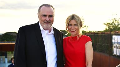 Die Premiere der Oper im Steinbruch nutzte Hans Peter Doskozil für seinen ersten öffentlichen Auftritt nach der Krankheitspause. Natürlich in Begleitung seiner Julia.