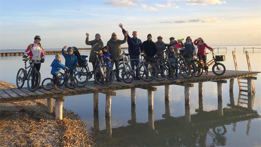 Die Radlobby Kirschblütenregion radelte zum Seebad Breitenbrunn und nutzte den Steg für ein fesches Gruppenfoto.
