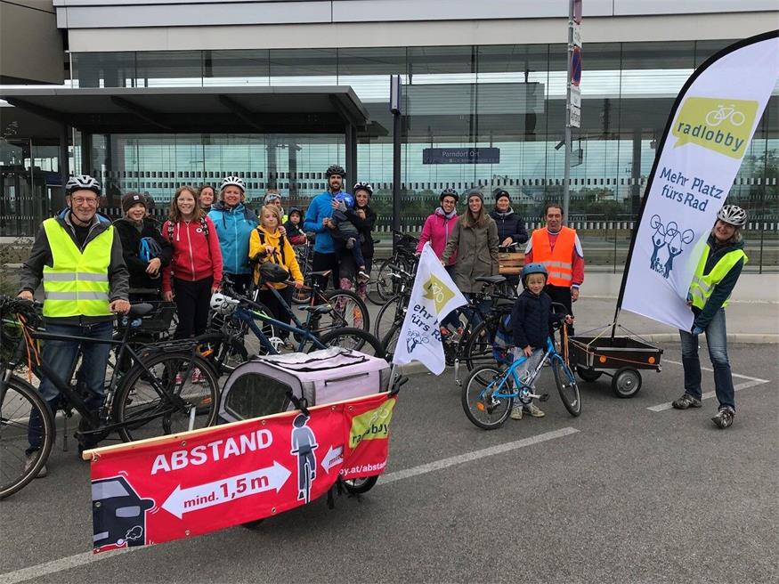 Die Radlobby macht auf den gesetzlichen verankerten Abstannd beim Überholen aufmerksam.
