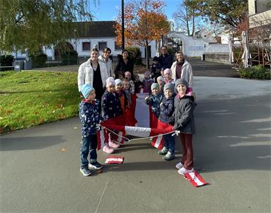 Die Raidinger Kindergartenkinder halfen beim Hissen der Fahne am Gemeindeamt.