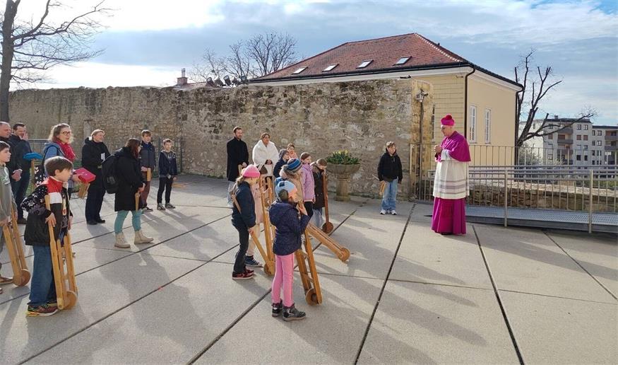 Die Ratschenkinder der Dompfarre Eisenstadt besuchten auch Diözesanbischof Ägidius J. Zsifkovics beim Martinsdom.