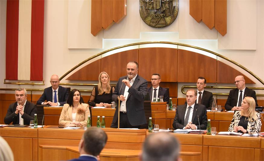 Die Regierungsbank der vergangenen Periode. Landeshauptmann Hans Peter Doskozil in der Mitte, rechts von ihm Vize Astrid Eisenkopf und die Landesräte Heinrich Dorner, Leonhard Schneemann und Daniela Winkler (v.l.).