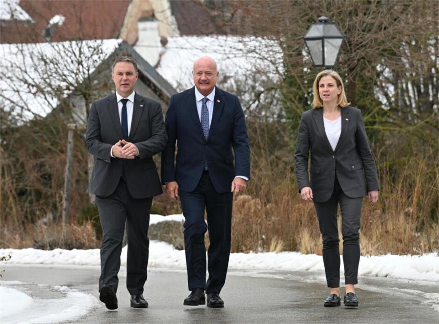 Die Regierungsspitze spaziert in ihre Klausur