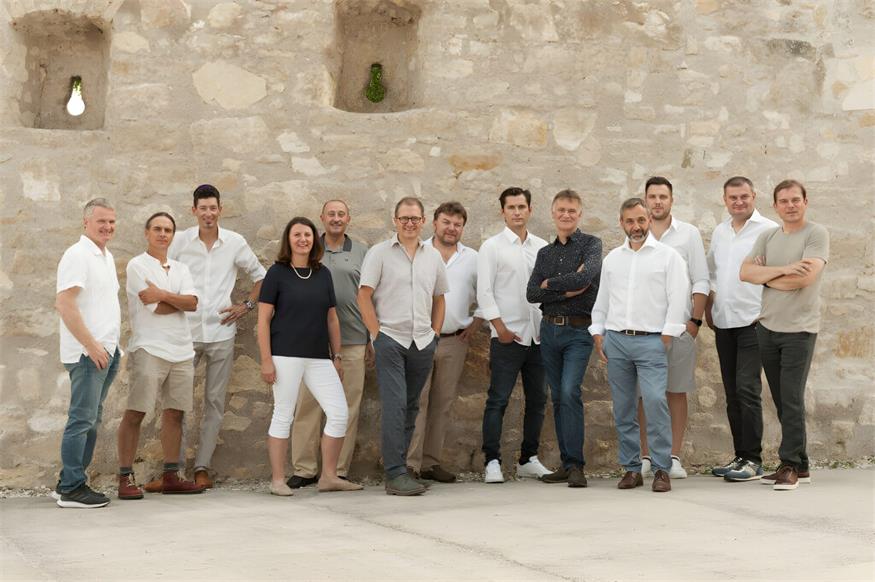 Die "Renommierten Weingüter Burgenland" (RWB) sind ein Zusammenschluss von zwölf Top-Winzern, die sich durch langfristige Qualität und die Verbindung von Tradition und Innovation auszeichnen; zu ihnen gehören Weingüter wie Paul Achs, Feiler-Artinger, Gesellmann, Giefig, Hans Igler, Juris, Kerschbaum, Kollwentz, Krutzler, Leberl, Rittsteuer und Umathum. Das Qualitätssiegel der RWB ist das Blatt des Welschrieslings, das die Vielfalt der burgenländischen Weine und die Naturverbundenheit der Winzer symbolisiert. 