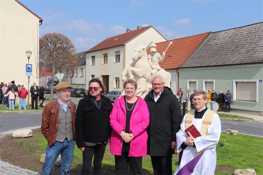 Enthüllung der neuen Heiligen-Georgs-Statue in St. Georgen