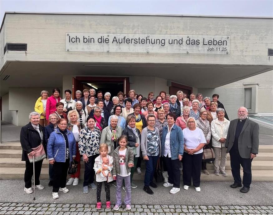 Die Rohrbacher Frauen vor der Osterkirche in Oberwart.