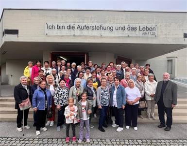 Die Rohrbacher Frauen vor der Osterkirche in Oberwart.