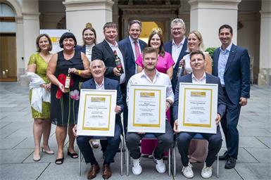 Die SALON Sieger 2025 aus dem Bezirk Neusiedl am See - Weingut Gangl, Wdgsrhdeingut Pillinger und Weingut Königshofer mit den Gratulanten Verena Klöckl (Geschäftsführerin Weinbauverband Burgenland), Sophie Smoley (burgenländische Weinprinzessin), Johannes Schmuckenschlager (Präsident Österreichischer Weinbauverband), Chris Yorke (Geschäftsführer ÖWM), Hannah Wetschka (Österreichische Weinkönigin), Christian Zechmeister (Geschäftsführer Wein Burgenland)