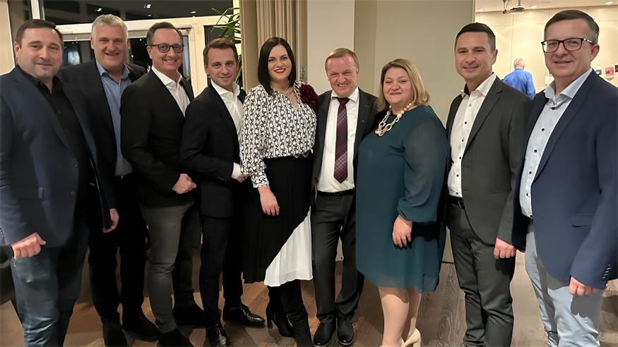 Die SPÖ-Bürgermeister und Spitzenfunktionäre gratulieren Michael Lampel zum 60er: Richard Frank (Klingenbach), Gerold Stagl (Rust), Bundesrat Günter Kovacs, Ivan Grujic (Zagersdorf), Landeshauptmann-Stellvertreterin Astrid Eisenkopf, Isabella Radatz-Grauszer (Steinbrunn), Landtagspräsident Robert Hergovich und Thomas Schmid (Oggau).