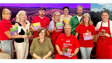 Die SPÖ-Frauen Draßburg organisierten eine Muttertagsfeier. Unterstützung bekamen sie von den Männern, darunter PVÖ-Obmann Hans Lohr (sitzend) sowie Patrick und Franz, die Kaffee, Kuchen und Essen zubereiteten und servierten. Am Bild: Martina, Gabi, Patrick, Brigitte, Nicole, Franz, Gabi, Anna-Sophie. Vorne: Rosi und Hans Lohr