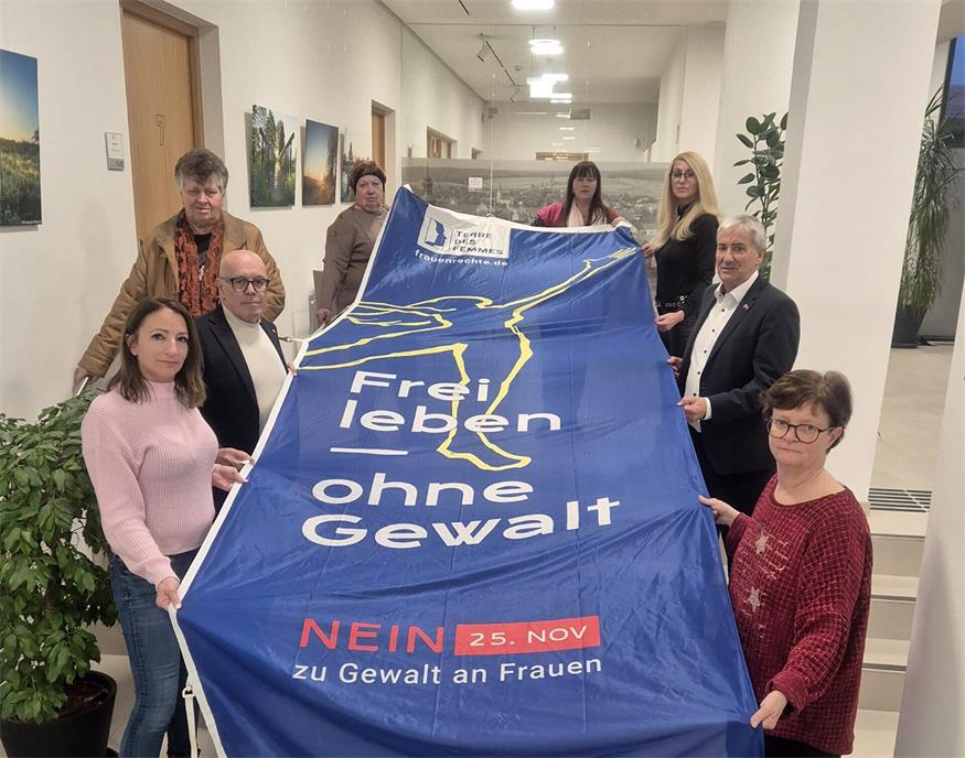 Die SPÖ Frauen Oberwart hissten die Fahne „Frei leben, ohne Gewalt“ gemeinsam mit Bürgermeister Georg Rosner und Vizebürgermeister Michael Leitgeb.