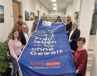 Die SPÖ Frauen Oberwart hissten die Fahne „Frei leben, ohne Gewalt“ gemeinsam mit Bürgermeister Georg Rosner und Vizebürgermeister Michael Leitgeb.
