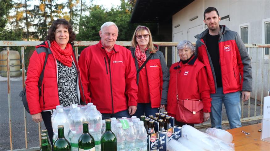 Die SPÖ-Gemeinderäte Manuela Stangl, Gerhard Kiraly und Andreas Puntigam sowie Maria Kiraly und Traude Mick stellten für die Gäste die Getränke bereit. 