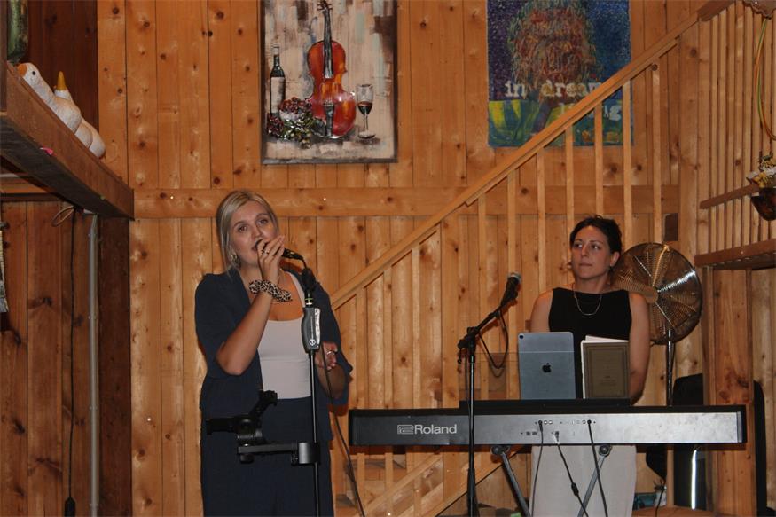 Die Sängerinnen ‚Phiora‘ und Magdalena Wawra sorgten mit ihrer Live-Musik für eine besondere Atmosphäre im Kunststadl von Hans Renner.