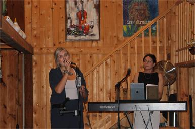 Die Sängerinnen ‚Phiora‘ und Magdalena Wawra sorgten mit ihrer Live-Musik für eine besondere Atmosphäre im Kunststadl von Hans Renner.