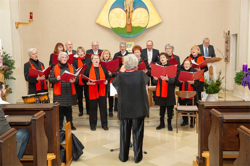 Die Sängerinnen und Sänger begeisterten mit ihrem Weihnachtskonzert in Heiligenkreuz. 