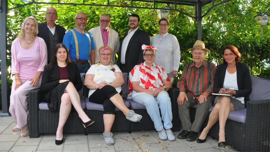 Die Schauspielgruppe „Bühne im Martinihof“ mit Regisseur Helmut Schreiter (stehend 3. v. r.), künstlerischer Leiterin Gabriele Aigner-Tax (vorne 3. v. l.) sowie unter anderem Fabian Schüler (stehend 2. v. r.), der nach einjähriger Pause wieder mit dabei ist. Ebenfalls wieder beim Ensemble: Eva Schmirl (nicht am Foto).