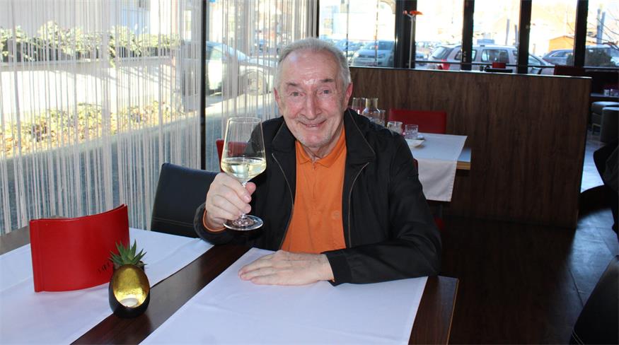 Die Schmyede mit ihrem Entrée und Ambitene ist Paul Kiss Lieblingsplatz in Oberpullendorf. Dort trifft er sich auch von Montag bis Samstag mit seiner täglichen Männerstammtisch-Runde. "Ich halte mich mit Vorliebe in Gatshäusern auf, ich kann stundenlang sitzen und mir wird nicht fad", so der bekennende "Wirtshaushocker".