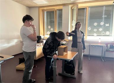 Die Schüler analysierten die Sonneneinstrahlung und deren Auswirkung auf Lichtverhältnisse und Wärmeentwicklung in Gebäuden.