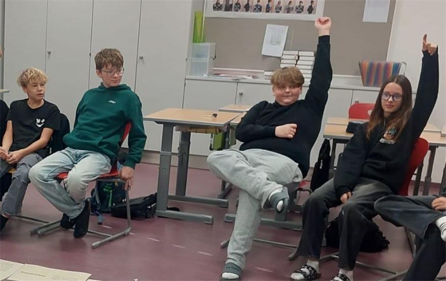 Die Schüler und Schülerinnen folgten mit viel Interesse dem Vortrag.