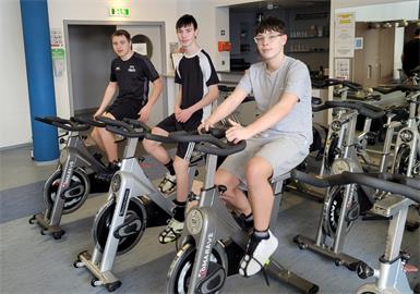 Die Schüler wie Moritz, Rafael und Julian trainierten auch im Fitnessstudio des Vinea Resorts Ritzing.