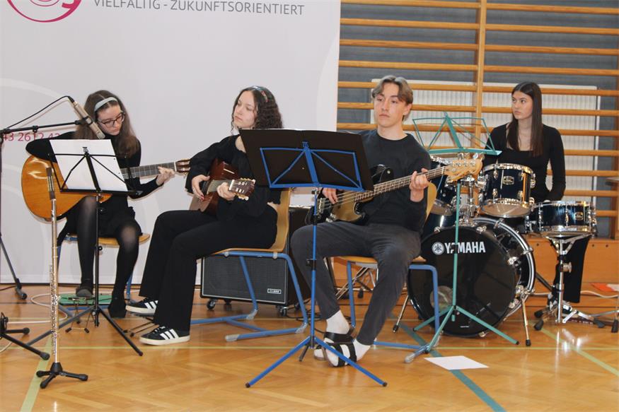 Die Schülerinnen und Schüler bewiesen sowohl musikalisches als auch gesangliches Talent.