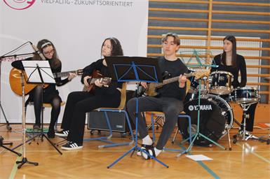 Die Schülerinnen und Schüler bewiesen sowohl musikalisches als auch gesangliches Talent.
