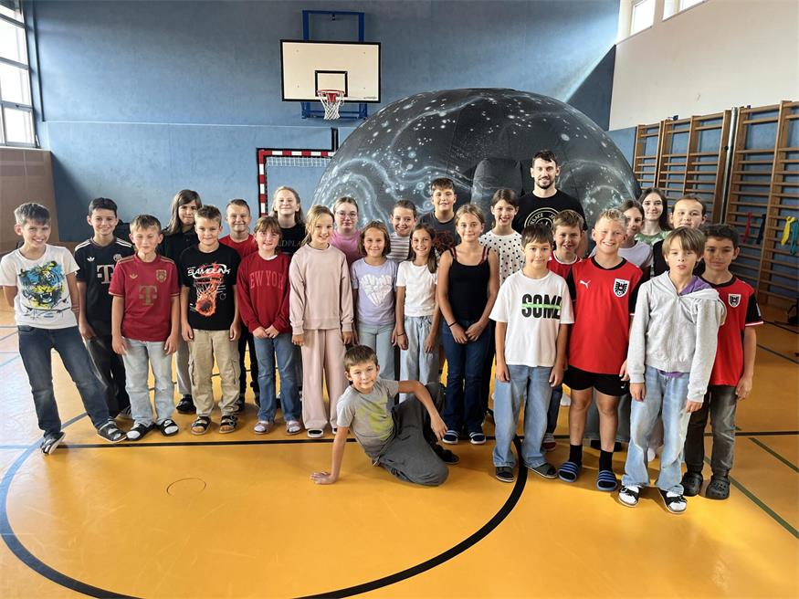 Die Schülerinnen und Schüler der 1c-Klasse entdeckten das Weltall  gemeinsam mit Vortragenden des Instituts für Astrophysik.