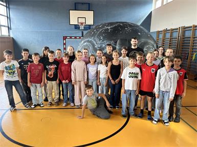 Die Schülerinnen und Schüler der 1c-Klasse entdeckten das Weltall  gemeinsam mit Vortragenden des Instituts für Astrophysik.