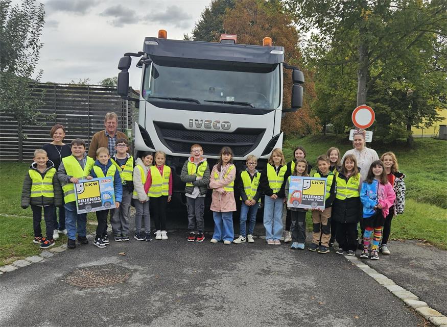 Die Schülerinnen und Schüler der 3. und 4. Klasse erfuhren, welche Bedeutung dem LKW in der täglichen Versorgung zukommt und lernten den „Toten Winkel“ kennen.