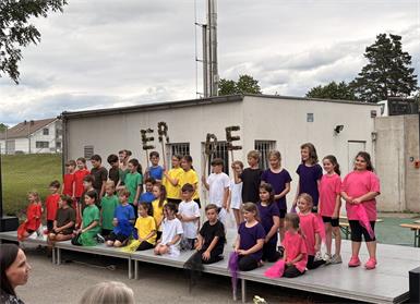 Die Schülerinnen und Schüler der Volksschule Großwarasdorf sorgten beim Schulfest mit der Uraufführung des zweisprachigen Musicals „Wir sind die Welt“ für begeisterten Applaus.