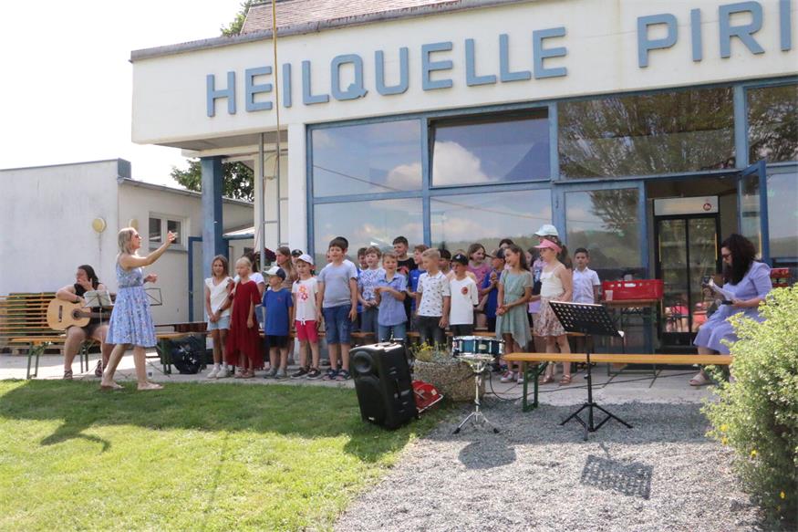 Die Schülerinnen und Schüler der Volksschule Piringsdorf mit ihren Pädagoginnen beim diesjährigen Schulfest.