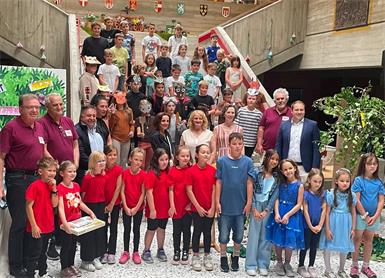 Die Schülerinnen und Schüler der Volksschule Stoob begeisterten beim Schulfest mit ihrem Stück „Eule im Gefühlsrhythmus“.