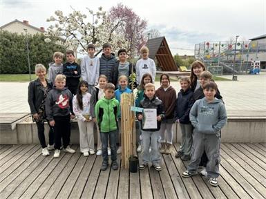 Die Schülerinnen und Schüler der Volksschule freuten sich über die Elsbeere des ÖKOLOG-Netzwerkes. 