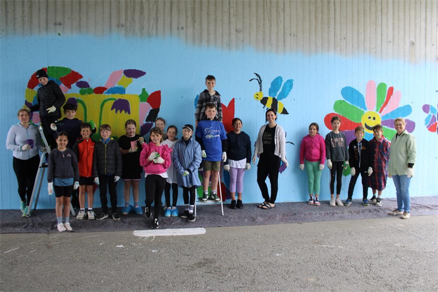 Die Schülerinnen und Schüler der vierten Klasse bemalten mit Lehrerin Elisabeth Bendl sowie den Muttis Sandra Kantauer und Carina Thiesz-Faustmann den Brückendurchlass. 