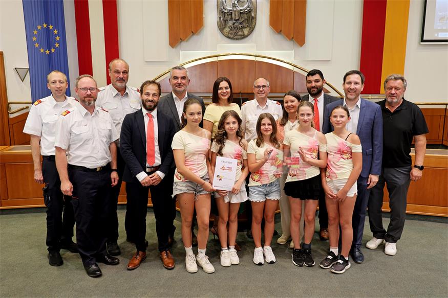 Die Schülerinnen und Schüler des BG/BRG/BORG Oberpullendorf  mit ihren Pädagogen Clemens Lang und Benjamin Skolik, Direktor Markus Neuhold, Philipp Werderitsch (Landesfeuerwehrverband – Schulleiter), Andreas Rieger (Österreichischer Bundesfeuerwehrverband), Landesfeuerwehrkommandant Franz Kropf, Landesrat Heinrich Dorner, Landtagspräsidentin Astrid Eisenkopf, Adolf Selinger (Landesfeuerwehrverband), Sabine Weisz (Rektorin der Pädagogischen Hochschule) und Bildungsdirektor Alfred Lehner.