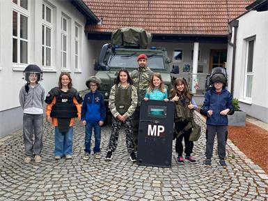 Die Schülerinnen und Schüler durften verschiedene Ausrüstungsgegenstände des Heers testen.