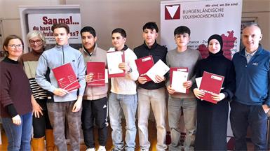 Die Schülerinnen und Schüler freuten sich über ihren erfolgreich absolvierten Pflichtschulabschluss.