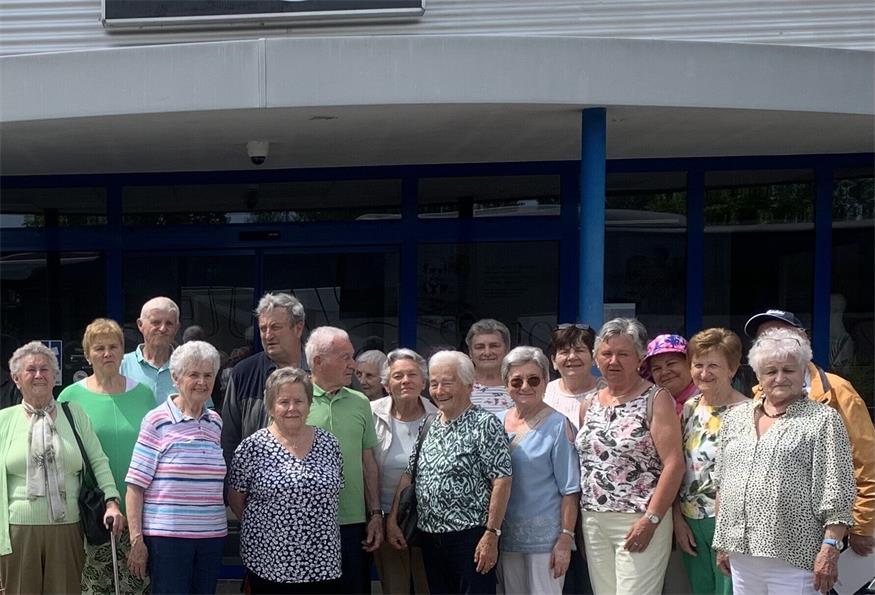 Die Senior:innengruppe vor dem VOSSEN-Werk in Jennersdorf.